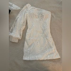 White one-sleeve dress with sequin design